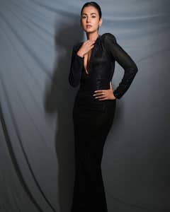 सोनल चौहान की 10 ग्लैमरस तस्वीरें, कातिल अदाओं से कर देती हैं घायल