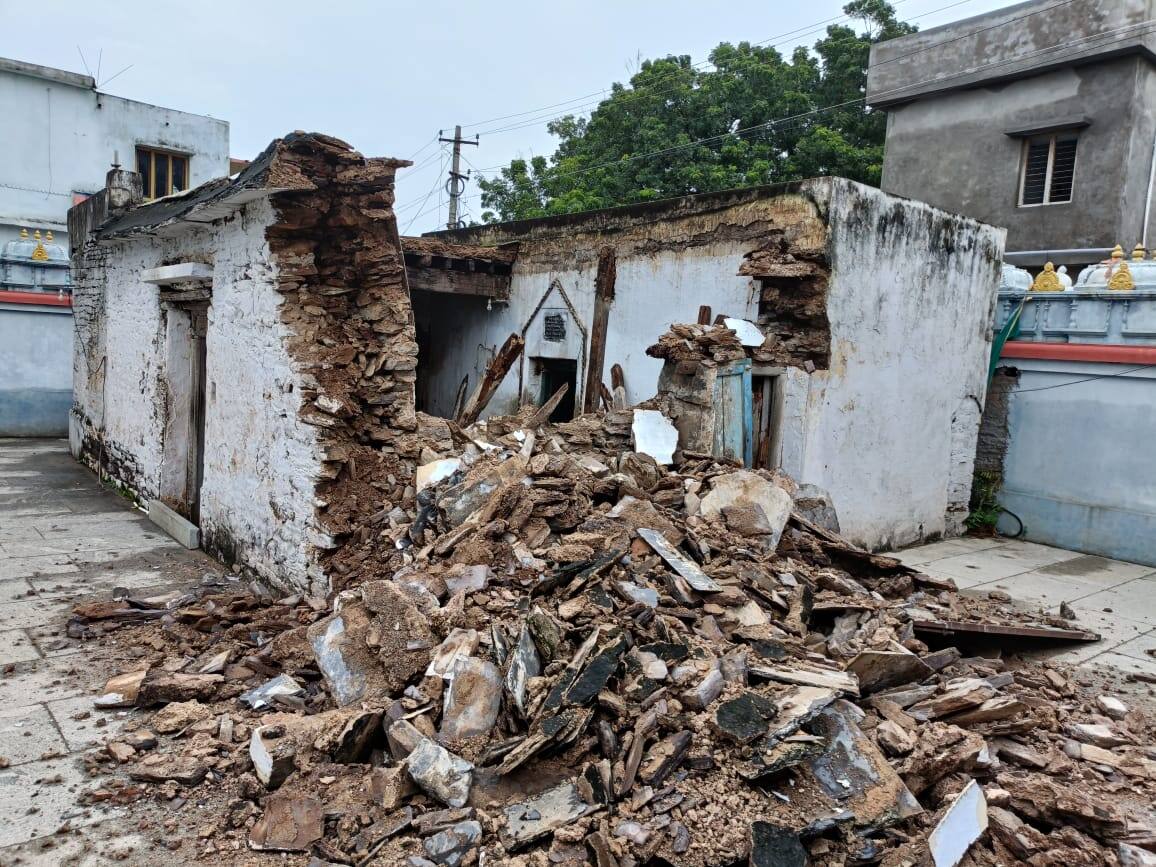 Pothuluri Veerabrahmam House Collapse: కాలజ్ఞానం రాసిన పోతులూరి వీరబ్రహ్మం వారి ఇల్లు ధ్వంసం-వర్షాల కారణంగా కూలిపోయిన చారిత్రక కట్టడం
