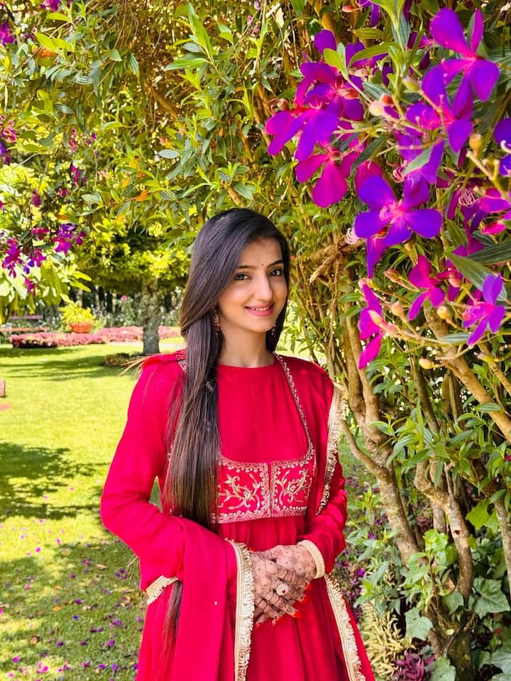 रेड कलर के इस अनारकली सूट में लवलीन कौर काफी हसीन दिख रही हैं. सटल मेकअप और ओपन हेयरस्टाइल उनके लुक को कैजुअल बना रहे हैं.