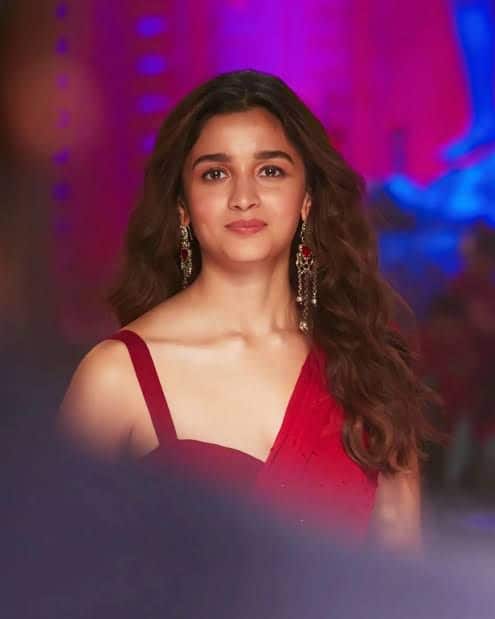 Alia Bhatt : In one of the most talked-about scenes from Brahmastra, Alia Bhatt dazzled in a delicate red georgette saree paired with a strappy blouse. Her graceful presence and effortless charm made it impossible to look away.