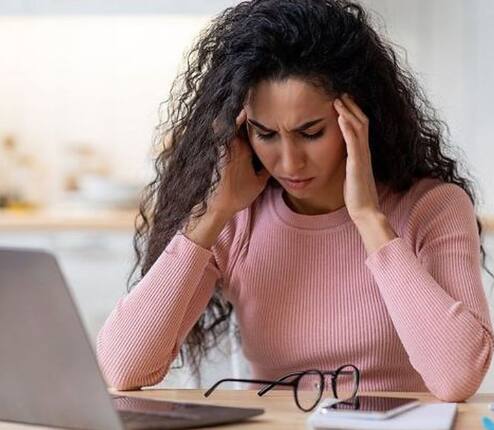 ब्रेन ट्यूमरची काही विशिष्ट लक्षणे असतात. जर डोकेदुखीसोबत डोक्यात विजेसारखी तीव्र वेदना होत असेल, तर ती गंभीर समस्येचे लक्षण असू शकते.