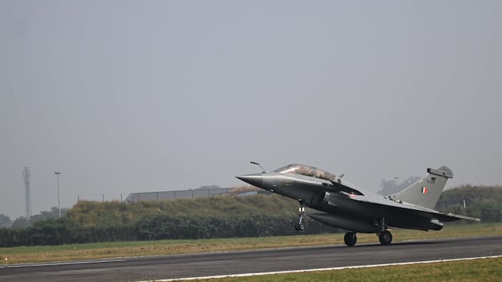 राष्ट्रपति द्रौपदी मुर्मू मुख्य राफेल विमान के पिछले कॉकपिट (rear cockpit) में थीं,जबकि विमान को 17वीं स्क्वाड्रन गोल्डन एरोज के कमांडिंग ऑफिसर ग्रुप कैप्टन अमित गेहानी उड़ा रहे थे.