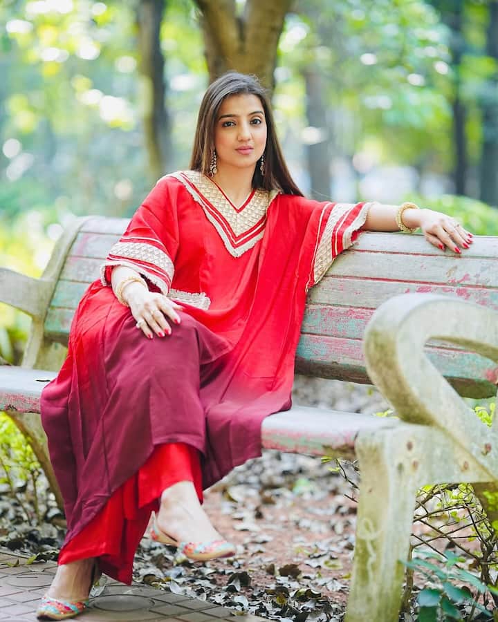 रेड कलर के इस काफ्तान में लवलीन काफी हसीन दिख रही हैं. मैचिंग बेली और स्ट्रेट हेयरस्टाइल के साथ उन्होंने अपना लुक पूरा किया है.