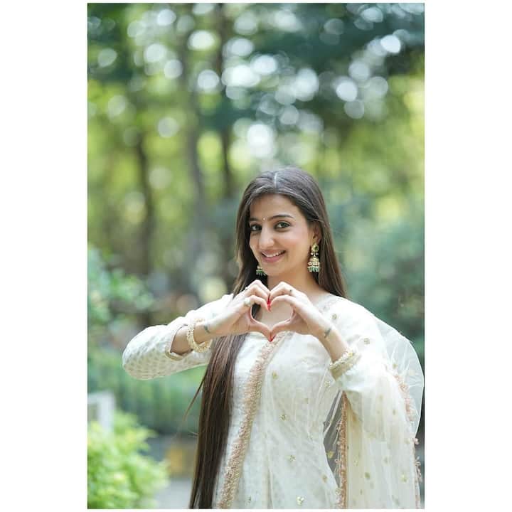 लवलीन भले ही पर्दे से दूर हो, लेकिन सोशल मीडिया पर वो अपने फैंस के साथ जुड़ी हुई हैं. वो अक्सर इंस्टाग्राम पर अपनी फोटोज शेयर करती रहती हैं.