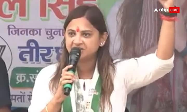 उन्होंने कहा कि “बिहार का जात भी बिहारी है, धर्म भी बिहारी है और पहचान भी बिहारी.” इसलिए वोट भी बिहार के विकास के नाम पर ही देना चाहिए. महागठबंधन पर तंज कसते हुए कोमल सिंह ने कहा, “जब वो लोग आपके बीच आएं, तो उनसे कहिए अपने बच्चों की आंखों में देखकर बताओ, क्या मंजूर है तुम्हें वो 90 का दशक?” उन्होंने दावा किया कि “महागठबंधन का सिर झुक जाएगा या फिर वो खुद भी तीर निशान पर बटन दबा देंगे.”