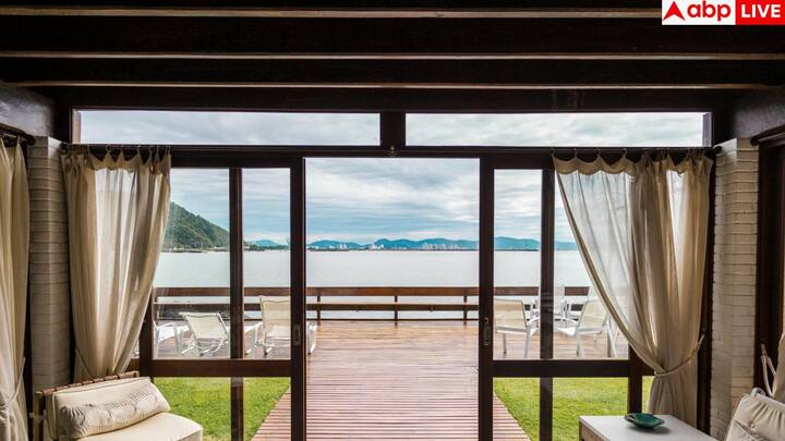 कुछ जगहों पर आप टेंशन रॉड जो बिना स्क्रू के फंस जाती है का भी इस्तेमाल कर सकते हैं. ये खासकर छोटी खिड़कियों के लिए बढ़िया विकल्प हैं.