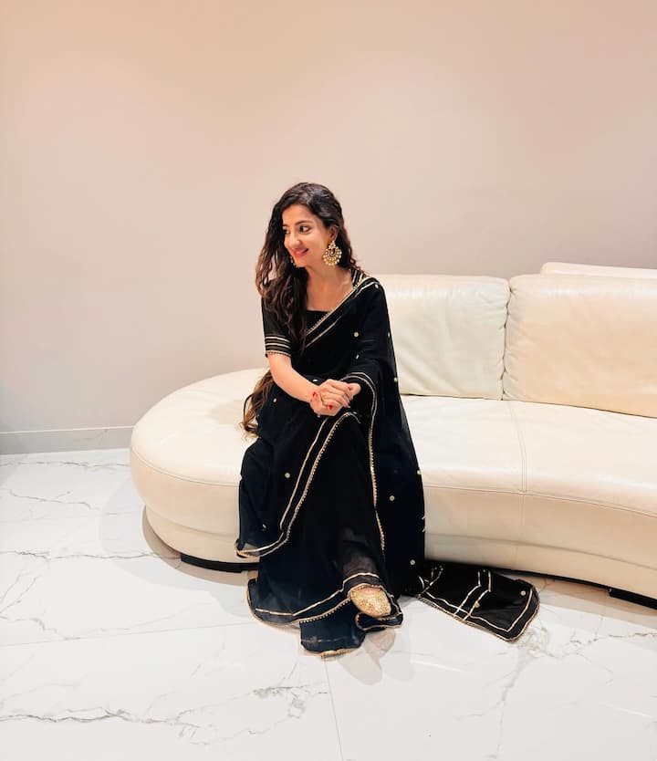 ब्लैक कलर की साड़ी एक्ट्रेस पर काफी जच रही है. मैचिंग ईयररिंग्स उनके लुक में चार चांद लगा रहे हैं.