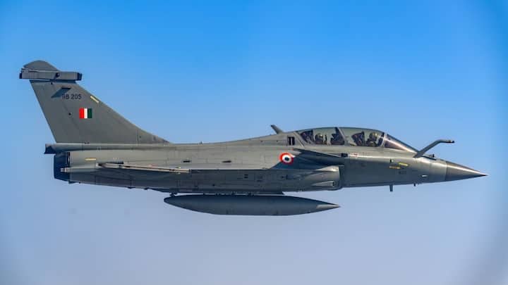 अप्रैल 2023 में सशस्त्र बलों की सर्वोच्च कमांडर मुर्मू ने असम के तेजपुर वायु सेना स्टेशन पर सुखोई-30 एमकेआई लड़ाकू विमान में उड़ान भरी थी. राफेल विमान में सवार होने से पहले राष्ट्रपति ने जी-सूट पहना था. हाथ में हेलमेट लिए और धूप का चश्मा लगाए मुर्मू ने पायलट के साथ तस्वीरें भी खिंचवाईं.