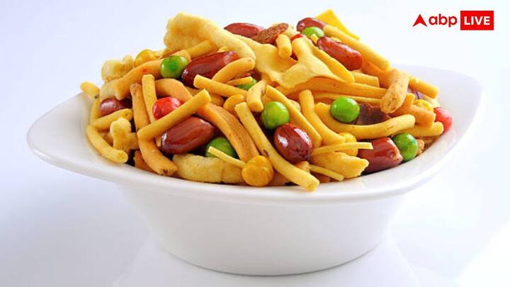 Sing Bhuja is made from roasted and then fried peanuts, which is cooked with salt and spices. Along with this, Maize Bhuja made from maize or cornflakes is also very famous.