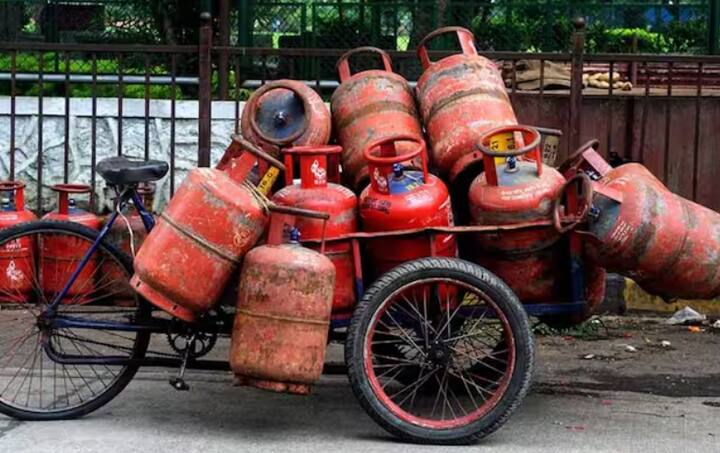 ਇਸ ਯੋਜਨਾ ਦੇ ਤਹਿਤ ਲਾਭਪਾਤਰੀਆਂ ਨੂੰ ਇੱਕ ਮੁਫਤ ਐਲਪੀਜੀ ਕੁਨੈਕਸ਼ਨ, ਇੱਕ ਚੁਲ੍ਹਾ ਅਤੇ ਉਨ੍ਹਾਂ ਦਾ ਪਹਿਲਾ ਗੈਸ ਸਿਲੰਡਰ ਮਿਲਦਾ ਹੈ। ਕੁਝ ਮਾਮਲਿਆਂ ਵਿੱਚ, ਸਰਕਾਰ ਰੀਫਿਲ 'ਤੇ ਛੋਟ ਵੀ ਦਿੰਦੀ ਹੈ। ਜੇਕਰ ਤੁਸੀਂ ਉੱਜਵਲਾ ਯੋਜਨਾ ਦਾ ਲਾਭ ਲੈਣਾ ਚਾਹੁੰਦੇ ਹੋ, ਤਾਂ ਦੇਰੀ ਨਾ ਕਰੋ। ਲੋੜੀਂਦੇ ਦਸਤਾਵੇਜ਼ਾਂ ਨਾਲ ਅਰਜ਼ੀ ਦਿਓ।