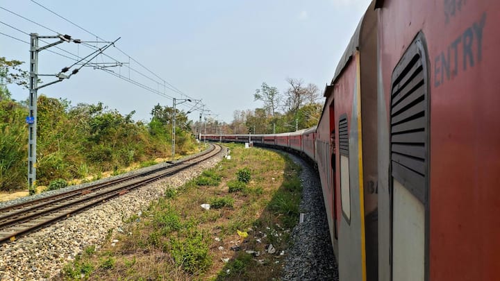 इसमें पहले इंजन को लीड इंजन और दूसरे को ट्रेल इंजन कहा जाता है. ये दोनों आपस में MU Cable या मल्टीपल यूनिट केबल से जुड़े होते हैं, जिससे पहले इंजन की हर कमांड जैसे एक्सेलरेटर, ब्रेक या हॉर्न दूसरे इंजन तक भी एक साथ पहुंचती है.