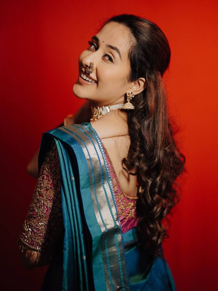 'चिनू' या चित्रपटासाठी तिला सर्वोत्कृष्ट अभिनेत्रीचा पुरस्कार मिळाला आहे.