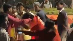 टक्कर के बाद तनातनी, इंदौर की सड़क पर महिला ने युवक को चप्पल से पीटा