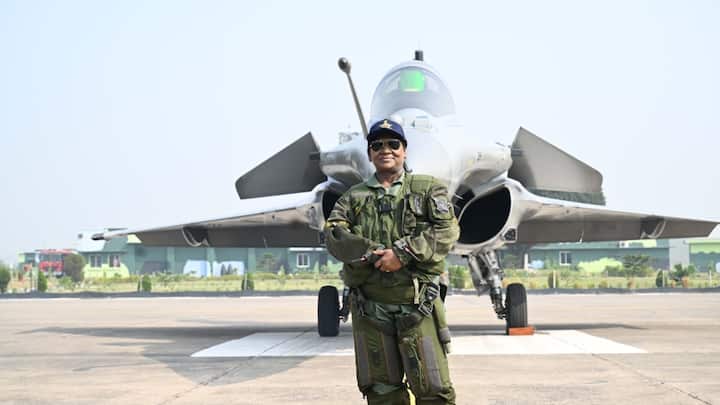 राष्ट्रपति द्रौपदी मुर्मू ने बुधवार (29 अक्तूबर 2025) को हरियाणा के अंबाला में स्थित वायुसेना स्टेशन से राफेल लड़ाकू विमान में उड़ान भरी और इसे अविस्मरणीय अनुभव बताया. एयर चीफ मार्शल ए पी सिंह ने भी इसी एयरबेस से एक अलग विमान में उड़ान भरी. राष्ट्रपति मुर्मू दो लड़ाकू विमानों में उड़ान भरने वाली भारत की पहली राष्ट्रपति बन गई हैं.