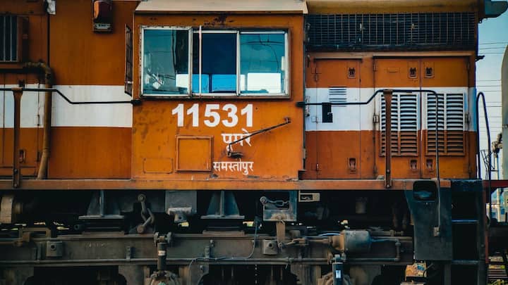 अब सवाल यह उठता है कि अगर दो इंजन लगाए गए हैं, तो क्या दोनों को अलग-अलग ड्राइवर चलाते हैं? इसका जवाब है- नहीं. दोनों इंजन एक ही ड्राइवर के कंट्रोल में होते हैं.