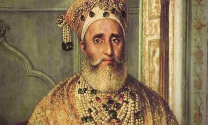 मुगल बादशाह बहादुर शाह जफर को दिल्ली की गद्दी तो सौंपी गई थी, लेकिन हकीकत में दिल्ली पर अंग्रेजों का राज था. इसके चलते जफर के समय मुगल साम्राज्य सिर्फ पुरानी दिल्ली तक रह गया था. वहीं, मुगल बादशाह बहादुर शाह जफर को अंग्रेज पेंशन देते थे और दिल्ली में शासन चलाने की इजाजत बस नाम मात्र की थी.