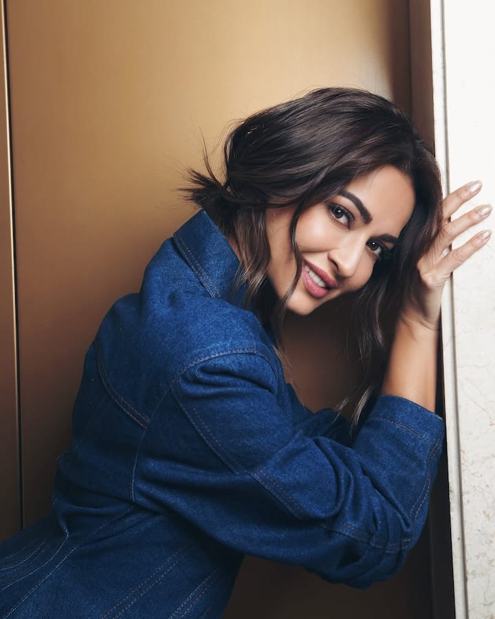 फिल्म 'शादी में जरूर आना' सिर्फ एक रोमांटिक कहानी नहीं थी, बल्कि इमोशन का आईना था। बॉलीवुड में जहां कोलेब को बार-बार मैग्नीफिसेंस से प्रदर्शित किया जाता है, वहीं इस फिल्म ने सिंपलीसिटी और रियलिटी को सेंटर में रखा है। कलाकार के अभिनय ने इस कहानी को दिल से जोड़ने वाला बना दिया। उनकी सिंपलसिटी भारी मुस्कान और इमोशनल गहराई ने दर्शकों का दिल जीत लिया।