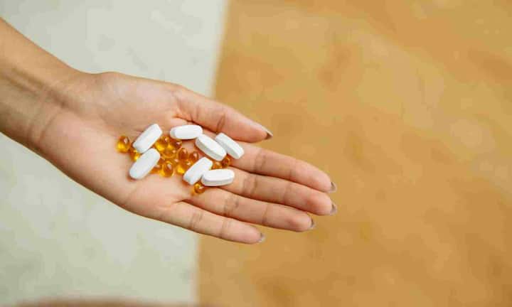 वहीं मेलाटोनिन एक नेचुरल हार्मोन है, जो दिमाग की पीनियल ग्रंथि से बनता है. यह शरीर को संकेत देता है कि अब सोने का समय है, जिससे शरीर का स्लीप वेक साइकिल यानी सर्केडियन रिदम कंट्रोल रहता है. मेलाटोनिन सप्लीमेंट लेने के लगभग 30 मिनट से 3 घंटे के अंदर असर दिखना शुरू कर देता है.