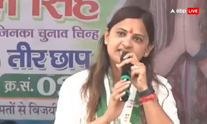 उन्होंने लोगों से अपील की कि अगर वे तीर निशान पर बटन दबाते हैं तो वे सिर्फ उन्हें नहीं, बल्कि नीतीश कुमार, प्रधानमंत्री नरेंद्र मोदी, चिराग पासवान, उपेंद्र कुशवाहा, और जीतन राम मांझी के हाथों को मजबूत करेंगे. महागठबंधन पर निशाना साधते हुए कोमल सिंह ने कहा कि 1990 से 2005 तक बिहार में जो सरकार रही, उसने राज्य को पिछड़ेपन की ओर धकेल दिया. उन्होंने कहा, “पिछले 10 सालों से गायघाट में एनडीए का विधायक नहीं होने के कारण क्षेत्र विकास से वंचित रह गया. लेकिन इस बार जनता बदलाव चाहती है.”