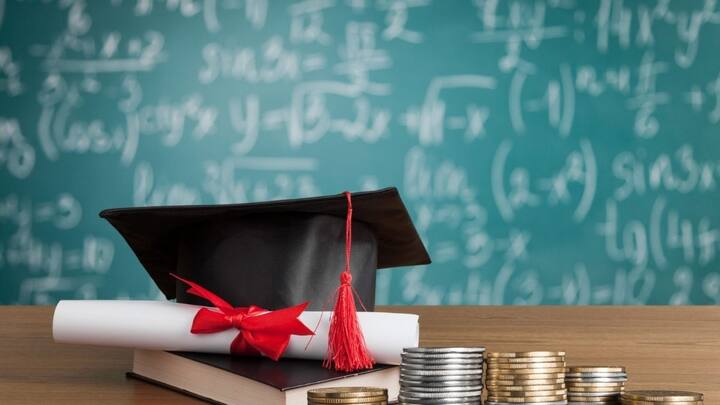 इस योजना के लिए कुछ शर्तें तय की गई हैं. स्कूल के छात्रों के परिवार की सालाना आय 300000 रुपये से ज्यादा नहीं होनी चाहिए, वहीं कॉलेज या उच्च शिक्षा के लिए 600000 रुपये की सीमा रखी गई है. आरक्षित वर्ग के छात्रों को 10% अंकों में छूट दी जाएगी और 50% सीटें महिलाओं के लिए आरक्षित रहेंगी.