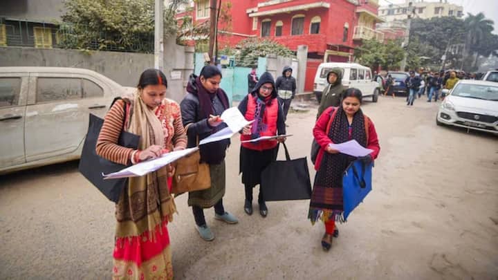 इस योजना का लाभ वही परिवार ले सकते हैं जो गरीबी रेखा के नीचे आते हैं या जिनका नाम सामाजिक आर्थिक जनगणना यानी SECC 2011 में दर्ज है. इसके अलावा अनुसूचित जाति, जनजाति, अति पिछड़ा वर्ग, प्रधानमंत्री आवास योजना या अंत्योदय कार्ड धारक भी पात्र माने गए हैं.