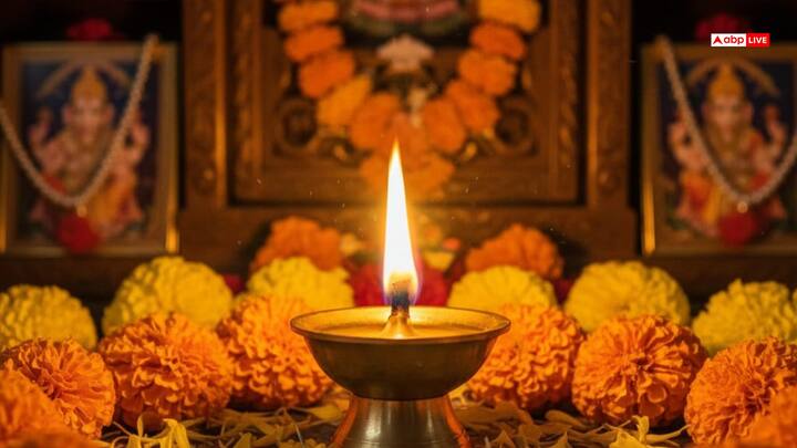 देव दीपावली के मौके पर अगर आप घर में दीये लगा रहे हैं तो सबसे पहला दीपक घर के मंदिर में जलाना चाहिए. यहां आप घी का दीपक जलाकर रखें साथ ही एक फूल भी रखें.