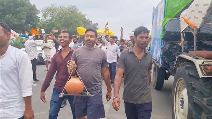 यावर तोडगा काढण्यासाठी सरकारचे दोन प्रतिनिधी आंदोलकांशी चर्चा करणार असून, या चर्चेतून काय निष्पन्न होते याकडे सर्वांचे लक्ष लागले आहे. तर दुसरीकडे नागपूर जिल्ह्यात शेतकरी आक्रमक झाले असून टायर पेटवुन रोड रोखले आहे. गेल्या दोन तासांपासून शेतकऱ्यांनी नागपूर-मुबंई समृद्धी महामार्ग रोखलाय.