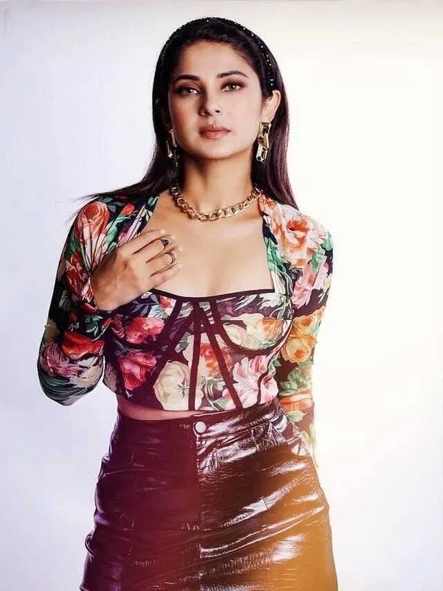 सोशल मीडिया और इंटरनेट पर उनके पुराने फोटोज और वीडियो देख कर लोग उनके नेचुरल ग्लैम और मासूमियत की तारीफ करते हैं.