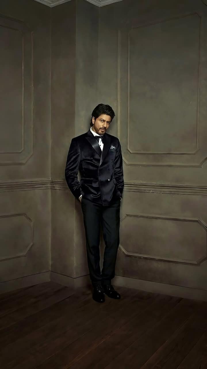 इसके अलावा, शाहरुख के पास लंदन में भी एक घर है, जो उनका वेकेशन होम है और जब उनके बच्चे विदेश में पढ़ाई कर रहे थे, तब वे वहीं रहते थे. 99acres की रिपोर्ट के मुताबिक, लंदन के पार्क लेन पर स्थित यह प्रॉपर्टी करीब 183 करोड़ रुपये की है.