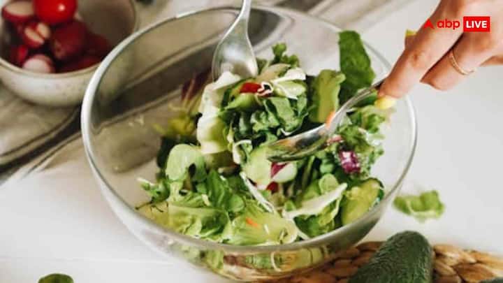 आप अपनी डेली लाइफ में कुछ आदतें अपनाकर स्ट्रोक से काफी हद तक बच सकते हैं. जैसे नमक और तेल का सेवन कम करें, ताजे फल, सब्जियां और साबुत अनाज खाएं, रोजाना 30 मिनट तक चलें या हल्की एक्सरसाइज करें, धूम्रपान और शराब से दूरी बनाएं, तनाव को कंट्रोल करें. नियमित रूप से डॉक्टर से ब्लड प्रेशर और शुगर लेवल को चेक कराएं.