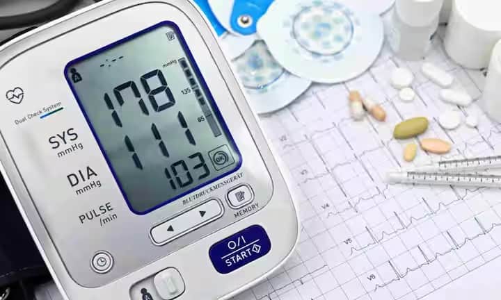 इसके अलावा, उच्च रक्तचाप भी एनजाइना का कारण बन सकता है। जब धमनियाँ इतनी संकरी हो जाती हैं कि हृदय को पर्याप्त ऑक्सीजन नहीं मिल पाती, तो सीने में दर्द या जलन होती है, जिसे एनजाइना कहते हैं। उच्च रक्तचाप के कारण हृदय को अधिक ऑक्सीजन की आवश्यकता होती है, लेकिन आपूर्ति कम हो जाती है। अगर आराम करने के बाद भी दर्द बना रहता है, तो आपको तुरंत डॉक्टर से संपर्क करना चाहिए।