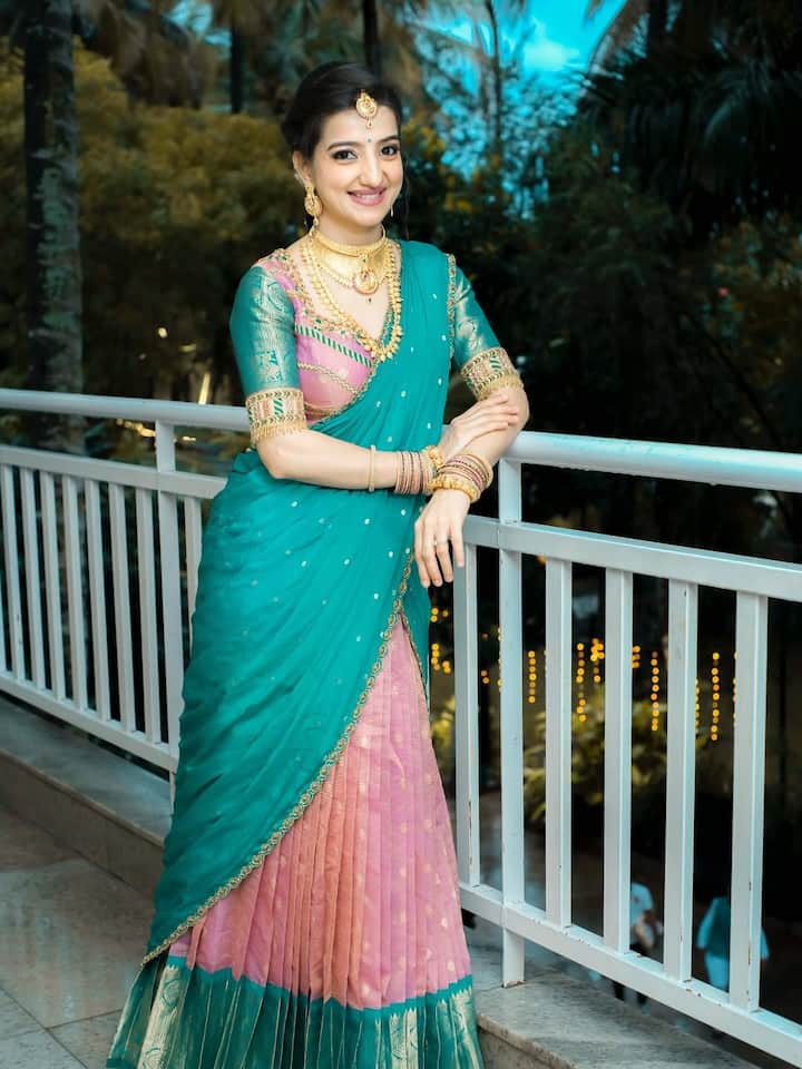 लवलीन के पति कौशिक कृष्णामूर्ति का ताल्लुक साउथ इंडिया से है. ऐसे में एक्ट्रेस को अक्सर साउथ इंडियन लुक कैरी करते भी देखा जाता है.