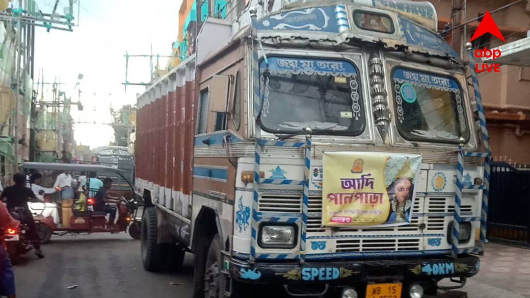 Chandannagar Jagadhatri Puja Accident old woman death while pandal hopping District News Update Chandannagar Accident: স্বামীর সঙ্গে জগদ্ধাত্রী ঠাকুর দেখতে বেরিয়ে আর ফেরা হল না, চন্দননগরে মহিলাকে পিষে দিল লরি