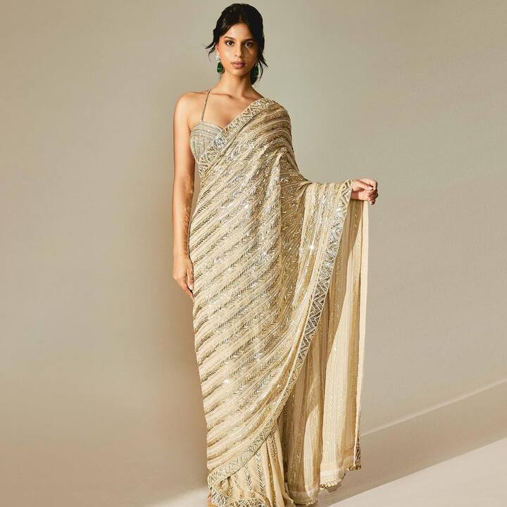 In this picture Suhana is seen wearing a golden color saree. She has made her look even more glamorous by wearing a sleeveless blouse.