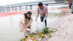 छठ के बाद दिल्ली में स्वच्छता अभियान, CM रेखा गुप्ता ने खुद थामी झाड़ू, कहा- पर्यावरण सबकी जिम्मेदारी