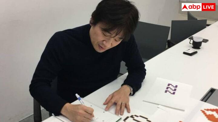 ये इमोजी सिर्फ जापान के आई मोड फोन में आए थे. लेकिन 2008 में जब एप्पल ने अपना आई फोन लॉन्च किया तो उन्होंने इसमें एक इमोजी कीबोर्ड छिपाकर रखा था, जो हिडेन फीचर था.