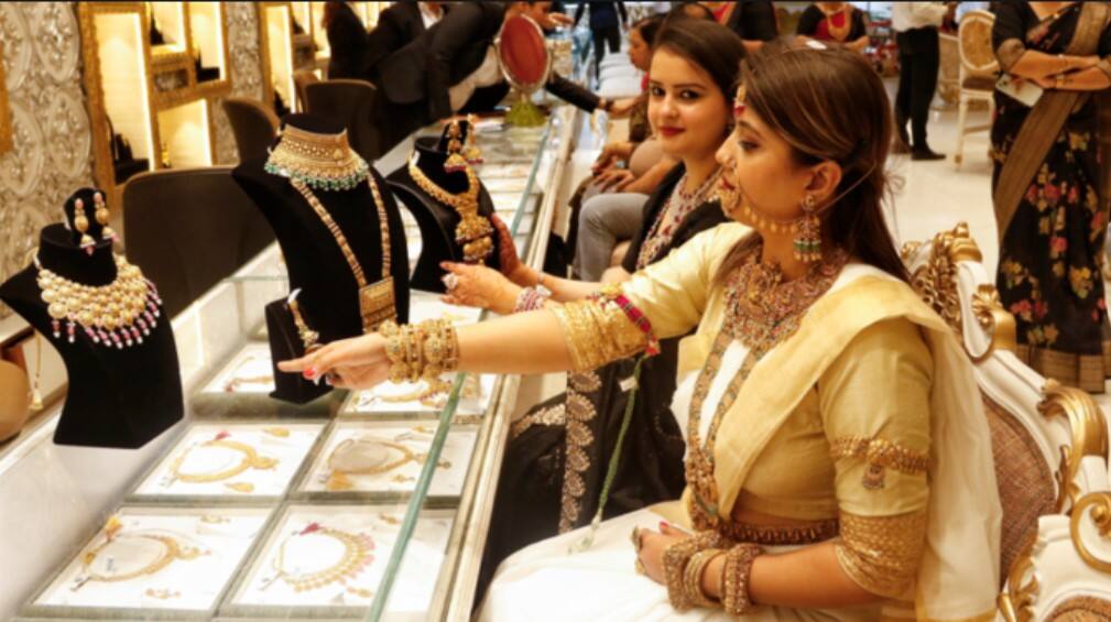 EXPLAINED: 9 दिन में सोना ₹11,541 और चांदी ₹27,334 सस्ती हुई, क्या अब खरीदने का सही समय, आगे कितना सस्ता होगा?