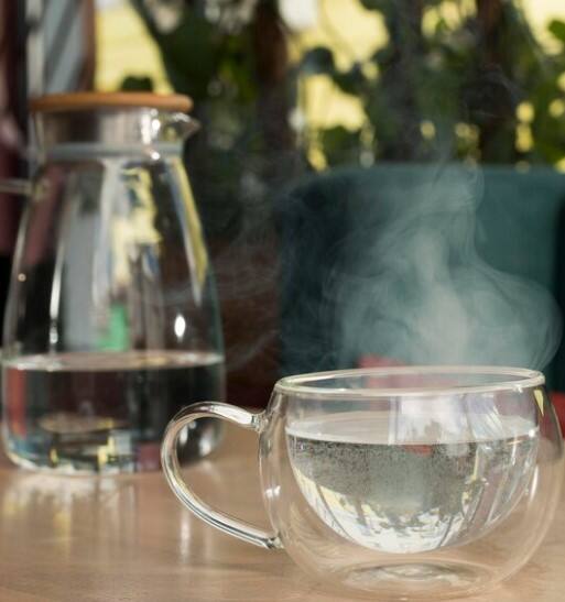 ਸ਼ਹਿਦ ਗਲੇ ਦੀਆਂ ਸਮੱਸਿਆਵਾਂ ਲਈ ਬਹੁਤ ਲਾਭਦਾਇਕ ਮੰਨਿਆ ਜਾਂਦਾ ਹੈ। ਇਕ ਗਲਾਸ ਹਲਕਾ ਗਰਮ ਪਾਣੀ ਲੈ ਕੇ ਉਸ ਵਿੱਚ ਇਕ ਚਮਚ ਸ਼ਹਿਦ ਪਾ ਕੇ ਪੀਣ ਨਾਲ ਗਲੇ ਦੀ ਖਰਾਸ਼ ਤੇ ਖੰਘ ਵਿੱਚ ਆਰਾਮ ਮਿਲਦਾ ਹੈ ਅਤੇ ਸਰੀਰ ਦੀ ਰੋਗ-ਰੋਕੂ ਤਾਕਤ ਵੀ ਮਜ਼ਬੂਤ ਹੁੰਦੀ ਹੈ।