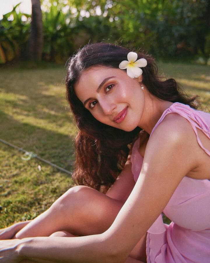 'इक्कीस' में सिमर भाटिया बतौर लीड एक्ट्रेस नजर आने वाली हैं. आपको बता दें, हसीना कोई और नहीं बल्कि बॉलीवुड के खिलाड़ी यानी अक्षय कुमार के बहन की बेटी हैं. इस तरह सिमर का अक्षय कुमार के साथ स्पेशल रिश्ता है. अब अपने मामा की तरह एक्ट्रेस भी बॉलीवुड में धमाल मचाने के लिए तैयार हैं.