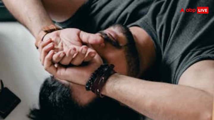 इसके बाद दूसरा A बांह यानी Arm है. इसमें व्यक्ति को दोनों बांहें उठाने को कहें. अगर एक हाथ नीचे गिर जाए या कमजोर लगे, तो यह स्ट्रोक का संकेत हो सकता है.