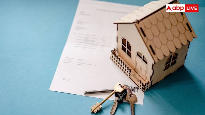 Property Mutation: संपत्ति खरीदते वक्त रजिस्ट्री के साथ-साथ म्यूटेशन भी जरूरी होता है. आइए जानते हैं कि म्यूटेशन क्या होता है और यह रजिस्ट्री से कैसे अलग है.