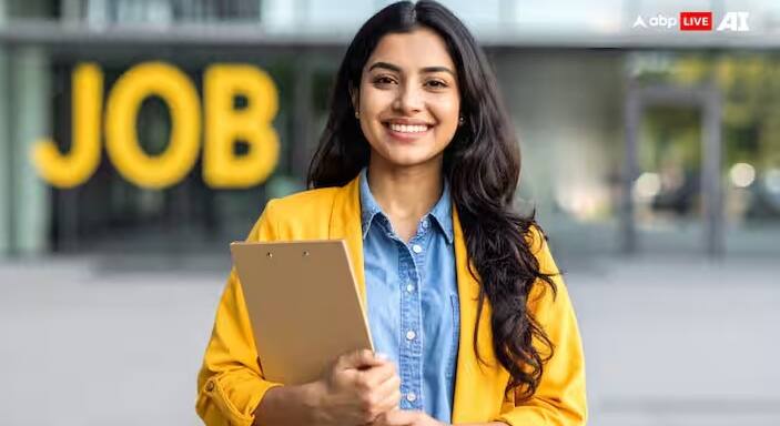 આ ભરતી BSNLના સિનિયર એક્ઝિક્યુટિવ ટ્રેઇની (DR) પદો માટે છે. તે બે ક્ષેત્રોને આવરી લે છે: ટેલિકોમ અને ફાયનાન્સ. કુલ 120 પદો ભરવામાં આવશે, જેમાં 95 પદો ટેલિકોમ સ્ટ્રીમમાં અને 25 પદો ફાયનાન્સ સ્ટ્રીમમાં છે. BSNL એ 27 ઓક્ટોબરે તેનું નોટિફિકેશન બહાર પાડ્યું. હવે, ઉમેદવારોએ સત્તાવાર વેબસાઇટ bsnl.co.in પર અરજી પ્રક્રિયા શરૂ થાય ત્યાં સુધી રાહ જોવાની જરૂર છે.