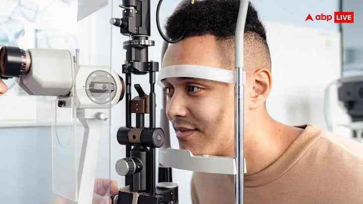 इन दिनों बहुत से लोग आंखों में जलन, खुजली, लालिमा, पानी आना या ड्राईनेस जैसी समस्याओं से परेशान हैं. जो लोग पहले से एलर्जी या आंखों के इंफेक्शन से जूझ रहे हैं, उन्हें दिक्कत और बढ़ जाती है. लेकिन अगर कुछ आसान सावधानियां अपनाई जाएं तो इस जहरीली हवा के बीच भी आप अपनी आंखों को सुरक्षित रख सकते हैं.