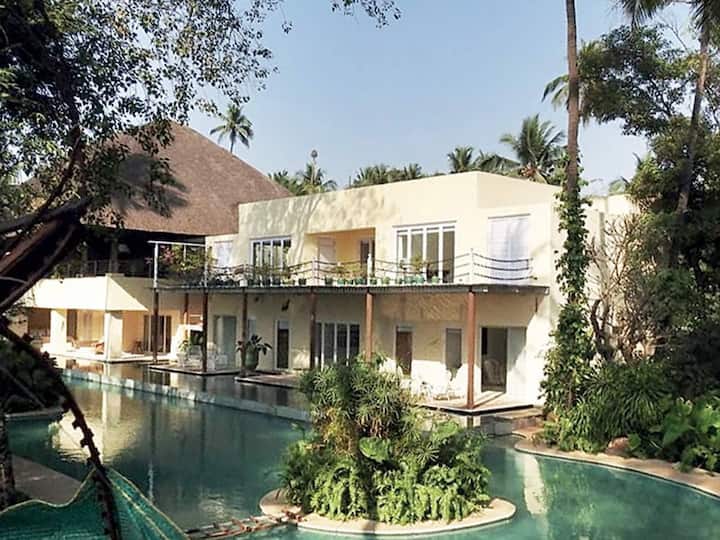 The most special part of the farmhouse is its large swimming pool where King Khan often relaxes.