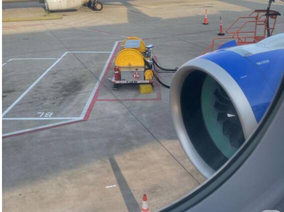 काही लहान किंवा लष्करी विमानेच प्रवाशांना उजवीकडून चढवतात, पण 99% व्यावसायिक विमानं अजूनही डाव्या बाजूचीच परंपरा पाळतात.