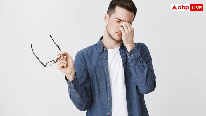 Many people keep ignoring these signs even after seeing them again and again and later they have to pay the price for this by losing their eyesight. In such a situation, let us know which habits can cause harm to the eyes.