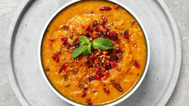 लेकिन सवाल यह है कि यह तड़का ज्यादातर दाल के लिए ही क्यों लगाया जाता है, सब्जियों के लिए क्यों नहीं? दरअसल, इसका जवाब हमारे खाने की प्रक्रिया और रसोई विज्ञान दोनों में छिपा है.