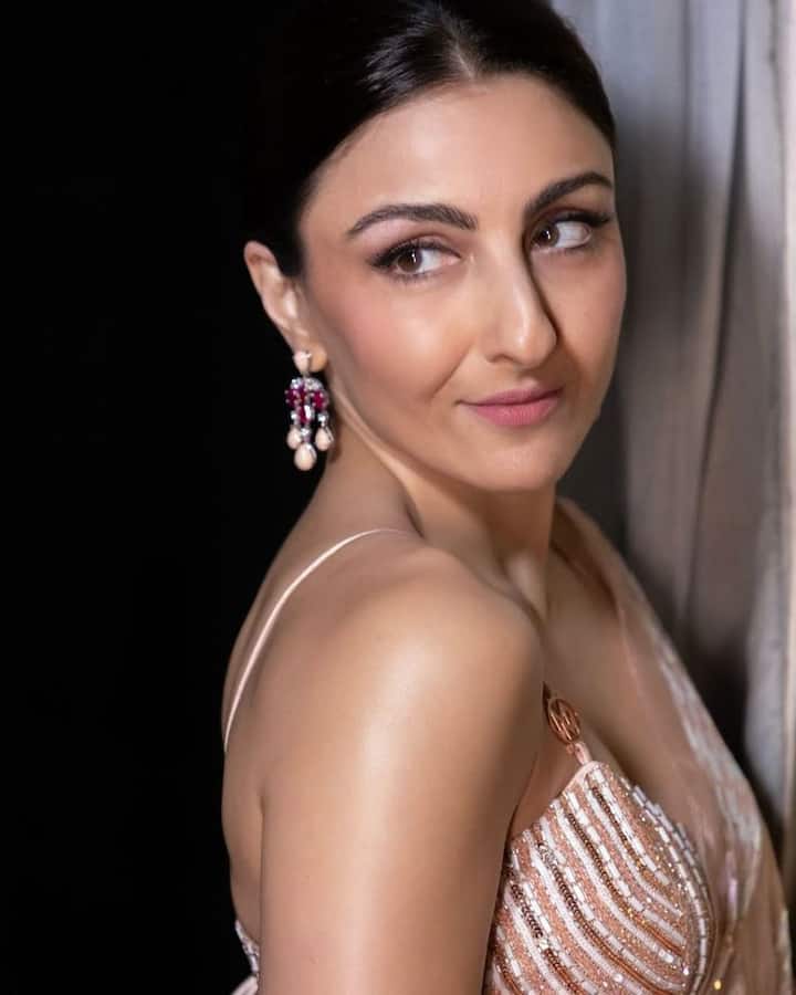 सोहा अली खान ही बॉलीवूड अभिनेत्री सध्या ४७ वर्षांची आहे आणि तिचे वय पाहून कोणीही सहज विश्वास ठेवणार नाही.