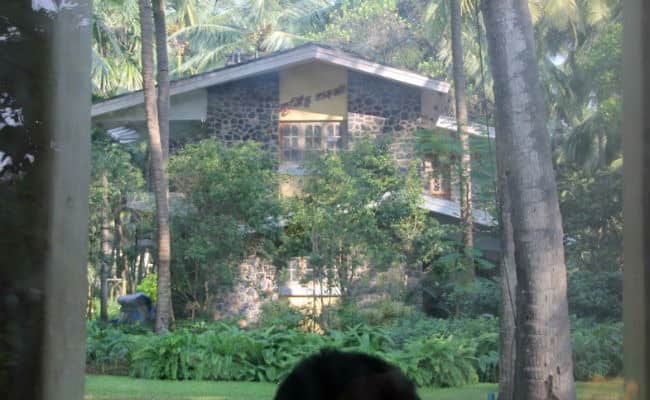 Shahrukh Khan's farmhouse shows modern architecture as well as desi feeling. This property has been built with luxury design, in which every kind of facility has been taken care of. According to Times of India, the price of this property is Rs 15 crore which is spread over 19,960 square meters.
