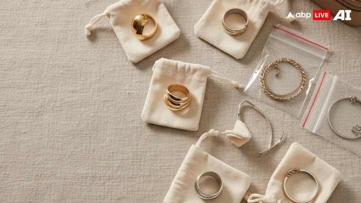 अंगूठियां और कंगन अलग-अलग रखें: नाजुक टुकड़ों को अलग-अलग स्टोर करने के लिए मुलायम कपड़े के पाउच या ज़िप-लॉक बैग का उपयोग करें। दबाव या गतिविधि से होने वाले नुकसान से बचने के लिए चेक किए गए सामान के बजाय उन्हें अपने कैरी-ऑन में रखें। (छवि स्रोत: एबीपी लाइव एआई)